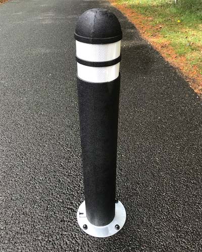TDJ Pullert aftagelig 90 cm - fra trafikgummi.dk. Sort gummi pullert / steler med hvid refleks.