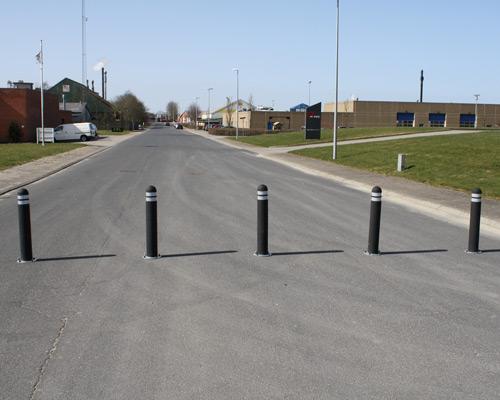 TDJ Pullerter aftagelig i fleksibel gummi fra trafikgummi.dk sort m/hvid refleks