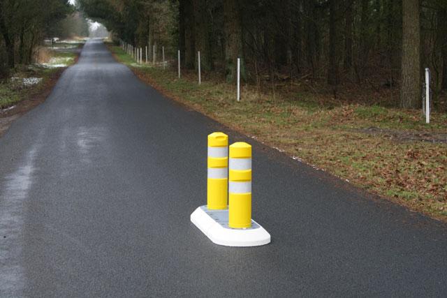 TDJ Helleblok med kunststofpullert fra trafikgummi.dk - refleks oplyser i mørket