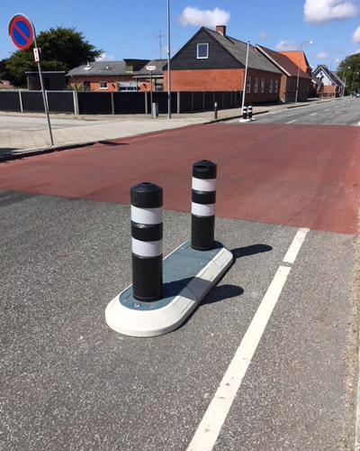 TDJ Helleblok med kunststofpullert fra trafikgummi.dk - fartdæmpning og trafiksikkerhed TDJ Helleblok med kunststofpullert fra trafikgummi.dk - refleks oplyser i mørket
