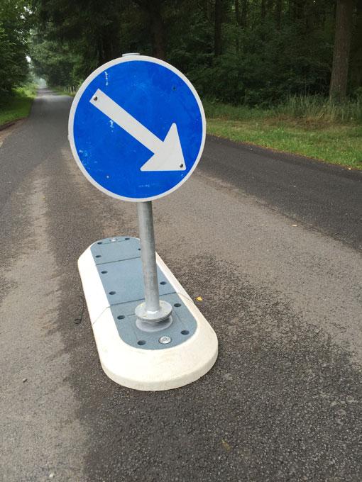 TDJ Helleblok med skilt - baneopdeling. trafikgummi.dk