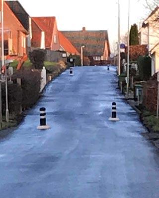 TDJ Helleblok med kunststofpullert fra trafikgummi.dk - refleks oplyser i mørket. Vejindsnævring, fartchikaner