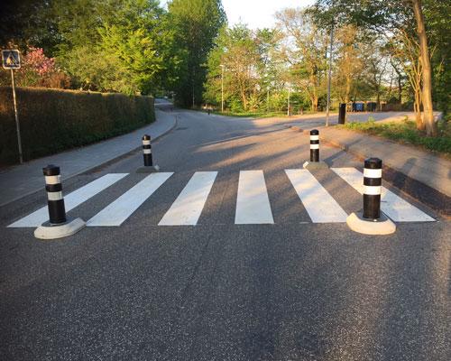 TDJ Helleblok med kunststofpullert ved fodgængerfelt - trafikgummi.dk. Trafiksikkerhed, fodgænger