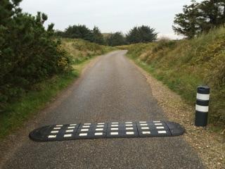 TDJ Vejbump 30 km/t fra trafikgummi.dk er typegodkendt - pullert øger synligheden TDJ Vejbump 30 km/t med pullert fra trafikgummi.dk
