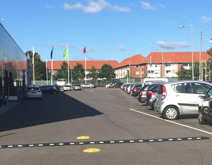 TDJ Vejbump 20 km/t med små cirkelbump fra trafikgummi.dk gul og sort bump - 2 gule ender sammensat til baneadskillelse på hver side af bumpet TDJ Vejbump 20 km/t med små cirkelbump fra trafikgummi.dk gul og sort bump - 2 gule ender sammensat til baneadskillelse på hver side af bumpet