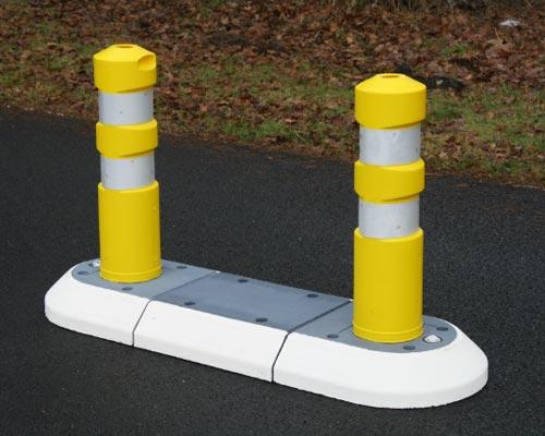 TDJ Helleblok 150x50cm med gule kunststofpullerter fra trafikgummi.dk. Vejopdeling, indsnævring, vejindsnævring, chikane, vejchikane