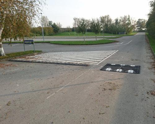 TDJ pudebump / busbump fra trafikgummi.dk - typegodkendt af vejdirektoratet i sort med hvid refleks.