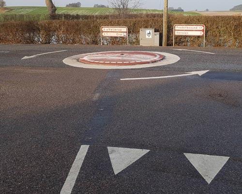 TDJ Rundkørsel rødbrun med hvide reflekser - effektiv trafiksikkerhed og trafikregulering fra trafikgummi.dk
