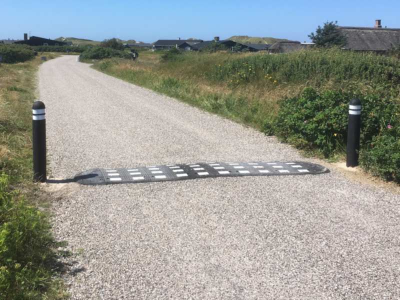 Vejbump 30 km/t med pullerter - fra trafikgummi.dk Vejbump 30 km/t fra trafikgummi.dk