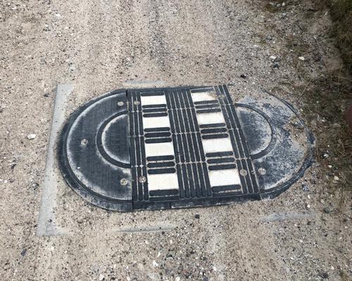 TDJ Vejbump 30 km/t fra trafikgummi.dk er typegodkendt af vejdirektoratet. Bump på grusvej ovenpå fliser. TDJ Vejbump 30 km/t fra trafikgummi.dk er typegodkendt af vejdirektoratet. Bump på grusvej ovenpå fliser.