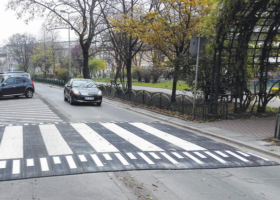 TDJ Fodgængerfelt 6x7meter fra trafikgummi.dk er typegodkendt - fodgænger, fodgængerovergang, trafikant, trafiksikkerhed TDJ Fodgængerfelt 6x7meter fra trafikgummi.dk er typegodkendt - fodgænger, fodgængerovergang, trafikant, trafiksikkerhed