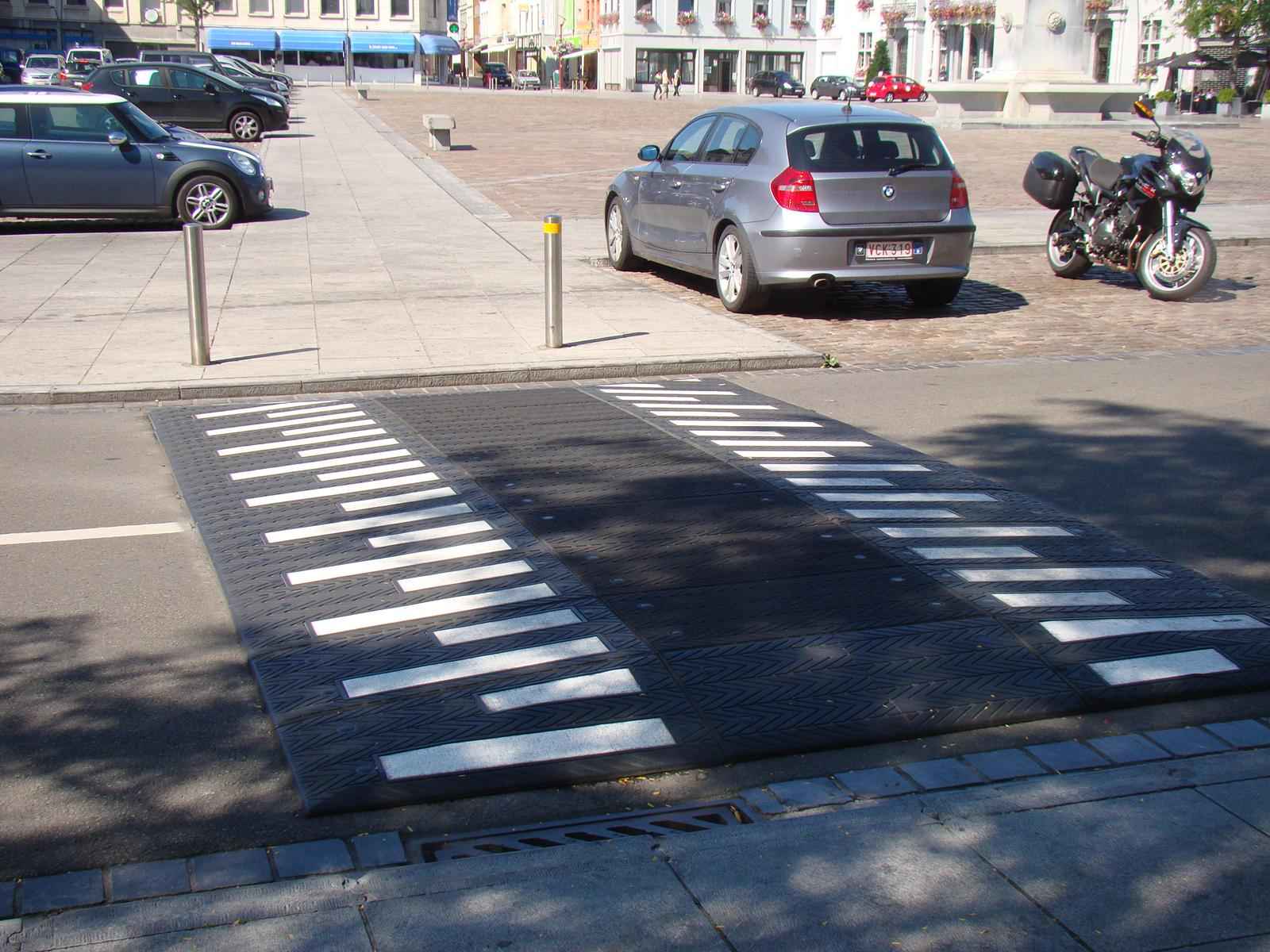 TDJ Fodgængerfelt fra trafikgummi.dk - fodgænger, fodgængerovergang, trafikant, trafiksikkerhed TDJ Fodgængerfelt fra trafikgummi.dk - fodgænger, fodgængerovergang, trafikant, trafiksikkerhed