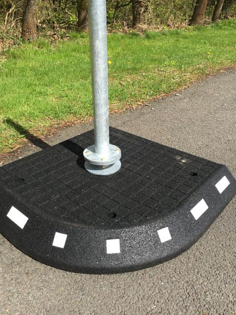 TDJ Helleanlæg med standerbeslag - beslag til montering af skilte. Trafikgummi.dk