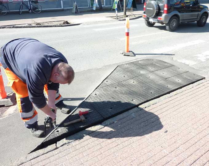 TDJ Standard Helleanlæg fra Trafikgummi.dk. Let og hurtig at montere. Kan tilskæres og justeres i størrelse om form. TDJ Standard Helleanlæg fra Trafikgummi.dk. Let og hurtig at montere. Kan tilskæres og justeres i størrelse om form.