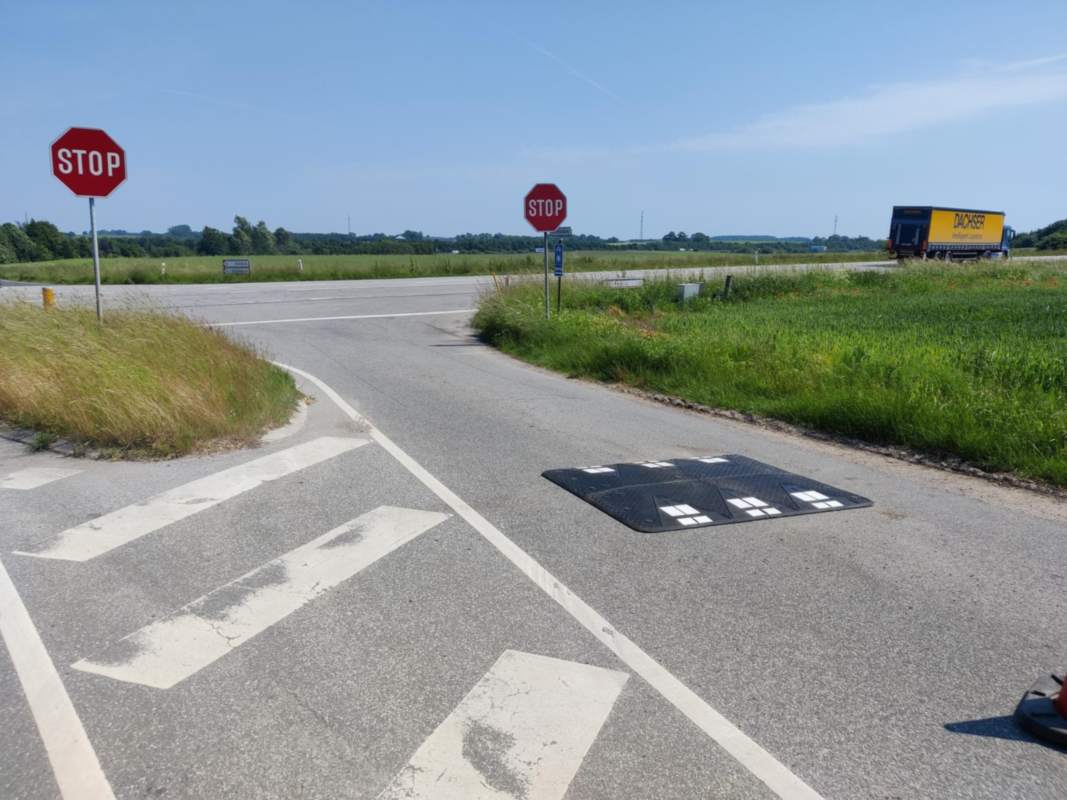 TDJ Pudebump 30 km/t / busoverkørsel fra trafikgummi.dk. Typegodkendt af vejdirektoratet. Fuld stop