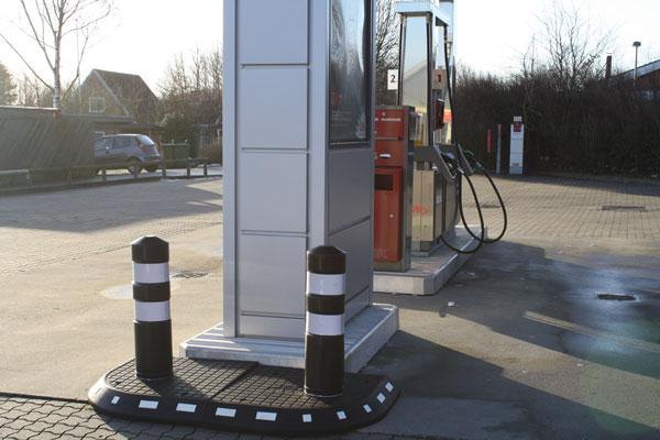 TDJ Std. Helle med pullert - økonomisk og effektiv beskyttelse af tandstander på OK Tankstation. Trafikgummi.dk