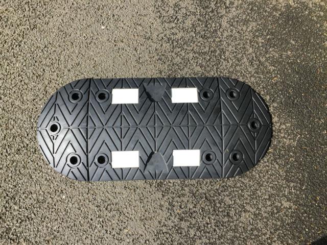 TDJ Vejbump 20 km/t 90cm bred. Typegodkendt - sort med hvid refleks. Trafikgummi.dk TDJ Vejbump 20 km/t 90cm bred. Typegodkendt - sort med hvid refleks. Trafikgummi.dk