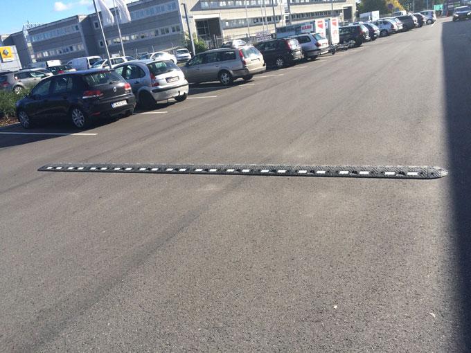 TDJ Vejbump 20 km/t Typegodkendt i sort med hvid refleks. Ved indkørsel til butik forretning i Glostrup. Trafikgummi.dk TDJ Vejbump 20 km/t Typegodkendt i sort med hvid refleks. Ved indkørsel til butik forretning i Glostrup. Trafikgummi.dk