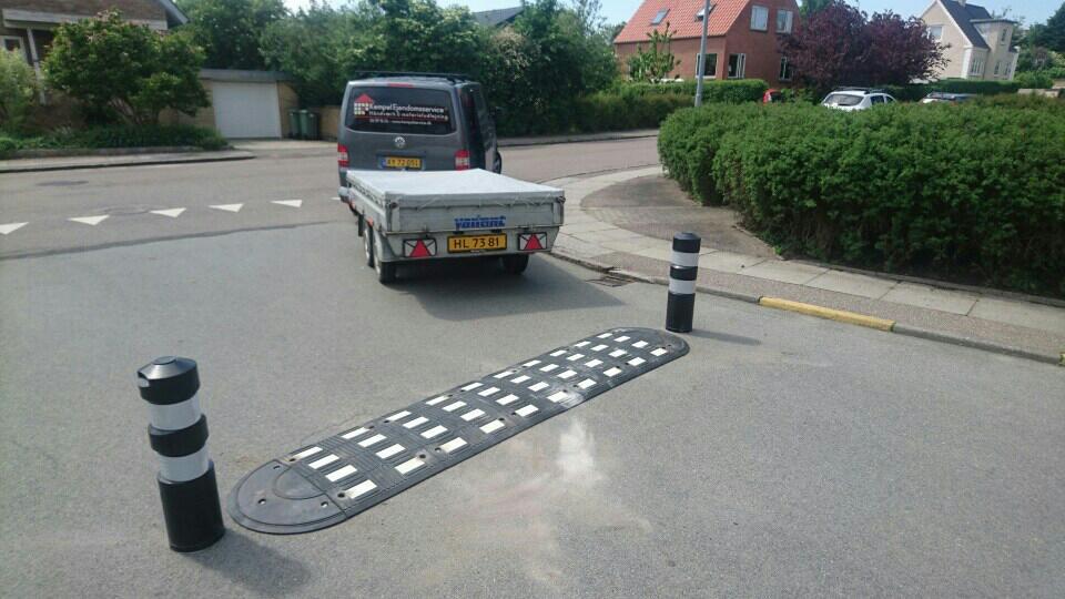 TDJ Vejbump 30 km/t med pullert/steler fra Trafikgummi.dk. Typegodkendt af vejdirektoratet. Trafikchikane, trafiksikkerhed