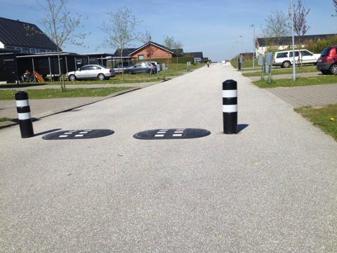 Typegodkendt TDJ Vejbump 30km/t 2-delt 2 x 114cm i bredden med pullert/steler. Trafikgummi.dk. Villavej, boligforening, offentlig vej Typegodkendt TDJ Vejbump 30km/t 2-delt 2 x 114cm i bredden med pullert/steler. Trafikgummi.dk. Villavej, boligforening, offentlig vej