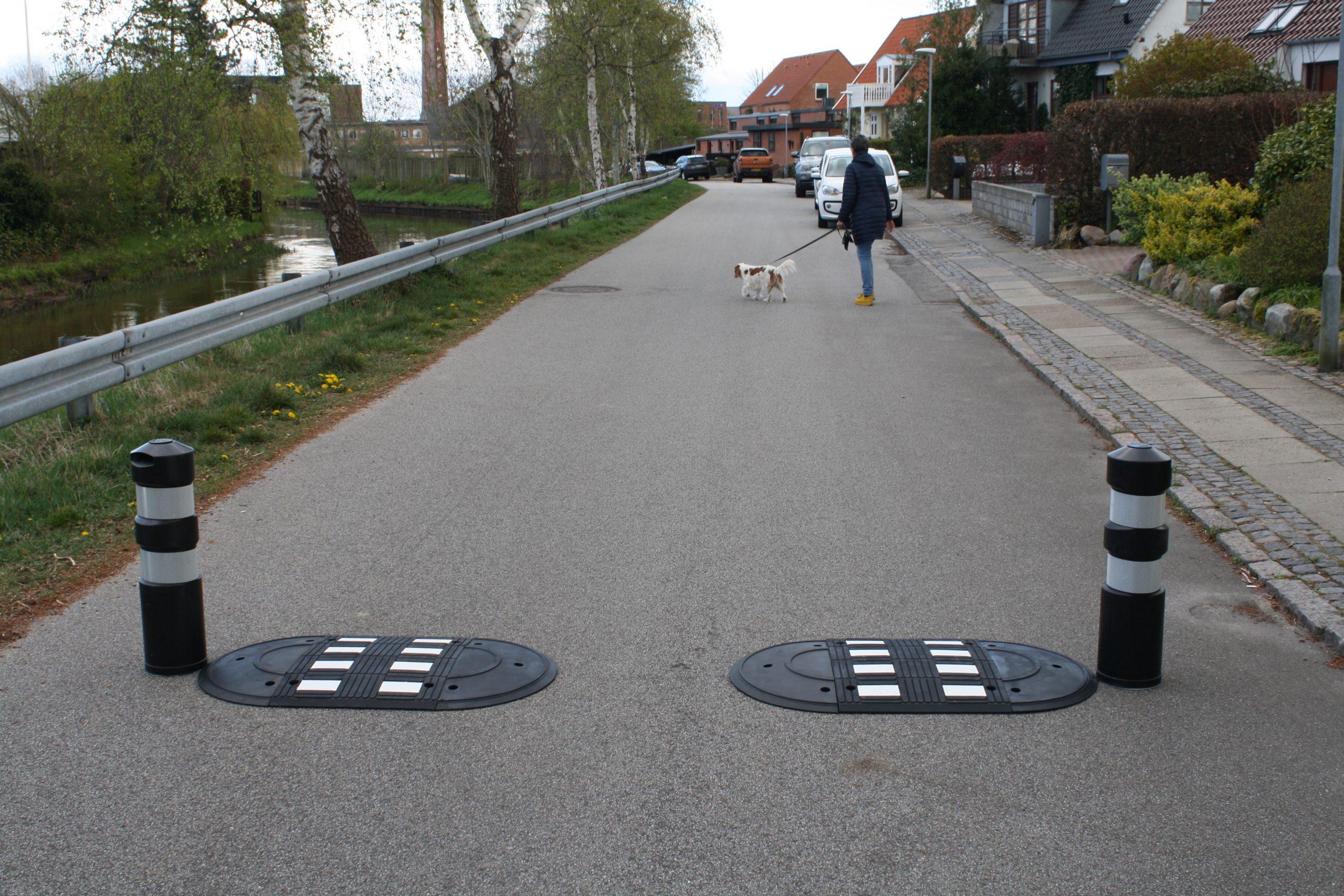 TDJ Vejbump 30km/t Typegodkendt 2-delt 2 x 114cm i bredden med pullert/steler. Trafikgummi.dk. Villavej, boligforening, offentlig vej TDJ Vejbump 30km/t Typegodkendt 2-delt 2 x 114cm i bredden med pullert/steler. Trafikgummi.dk. Villavej, boligforening, offentlig vej