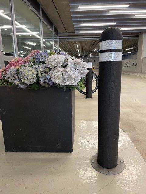 TDJ Pullert / steler 90cm på fast beslag. P-hus i KBH fra Trafikgummi.dk