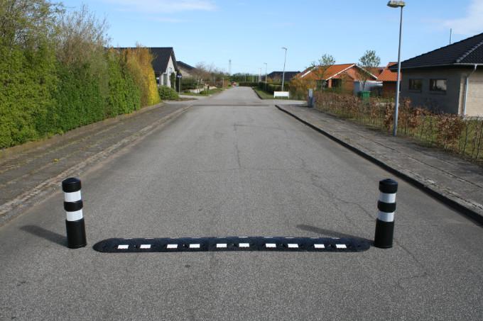 TDJ Vejbump 20 km/t med kunststofpullert. Fartdæmpning- fartdæmper. Sort med hvid refleks - typegodkendt bump fra trafikgummi.dk. Vejbump med pullert / steler. Trafiksikkerhed , fartdæmper TDJ Vejbump 20 km/t med kunststofpullert. Fartdæmpning- fartdæmper. Sort med hvid refleks - typegodkendt bump fra trafikgummi.dk. Vejbump med pullert / steler. Trafiksikkerhed , fartdæmper