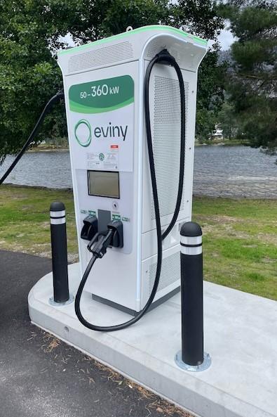 TDJ Pullert på fast beslag. Monteret for at beskytte og afskærme ladestander ladestation for påkørsel. Nem og hurtig montering. Trafikgummi.dk TDJ Pullert på fast beslag. Monteret for at beskytte og afskærme ladestander ladestation for påkørsel. Nem og hurtig montering. Trafikgummi.dk