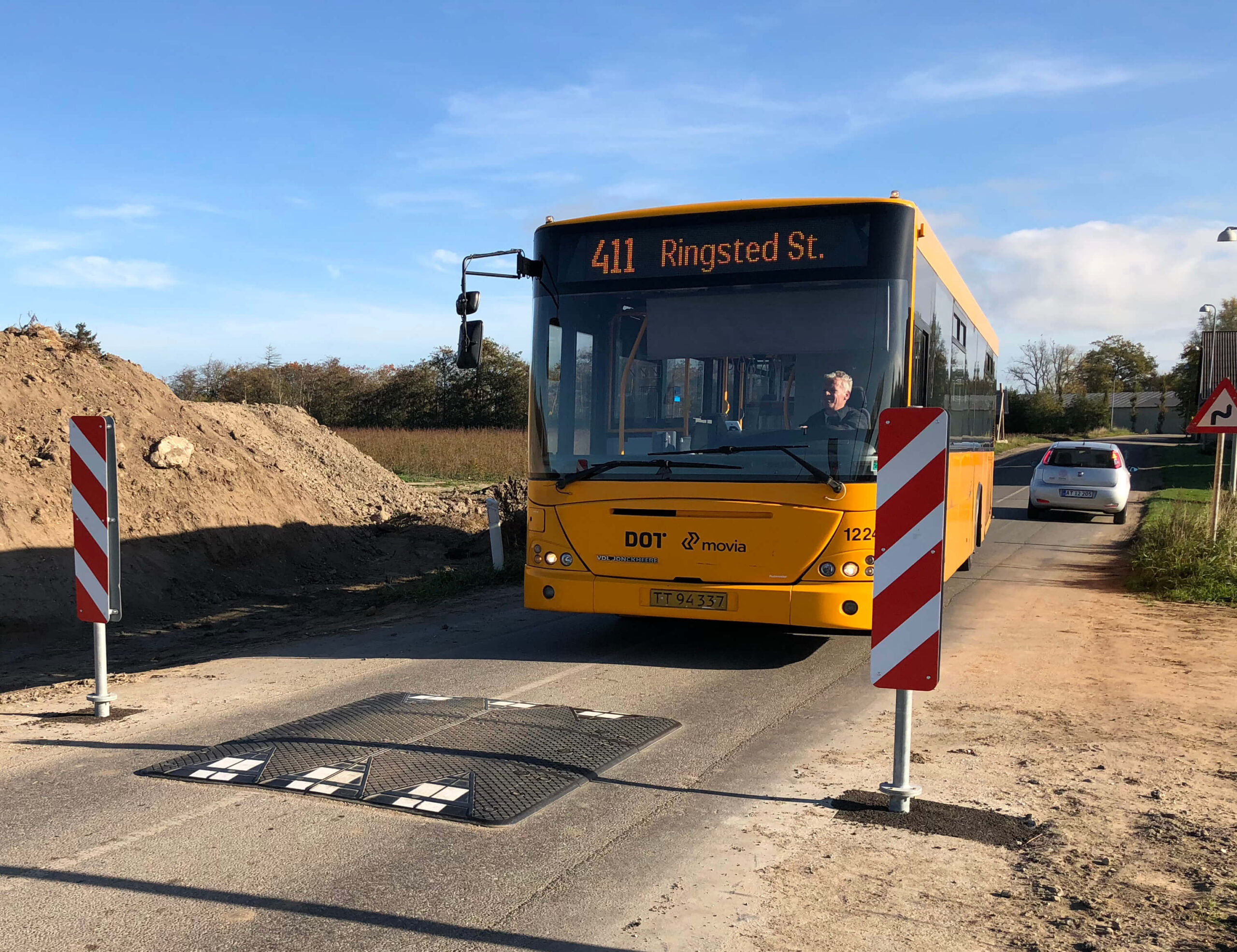 TDJ Pullert / Steler fra trafikgummi.dk. Sort gummipullert med hvide reflekser. På fast eller aftagelig beslag, eller til nedgravning - nedgravningspullert. Fleksibel og økonomisk løsning.