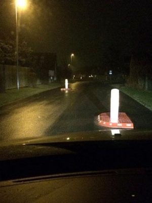 TDJ Std. helleanlæg med pullert fra Trafikgummi.dk - monteret i Hjørring Kommune. Fås i sort og rødbrun med hvid refleks.