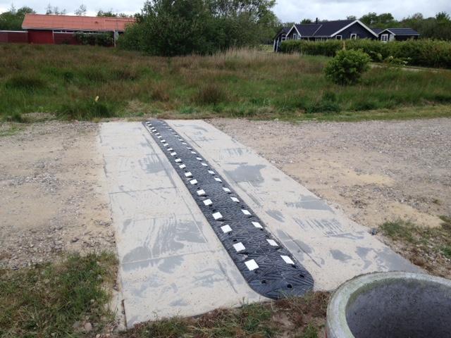 TDJ-Typegodkendt-Vejbump-20-grusvej-fliser TDJ Vejbump fra Trafikgummi.dk er testet og typegodkendt af vejdirektoratet og politiet