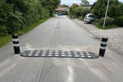 TDJ Vejbump 30 km/t 314 cm med pullert. Traikgummi.dk