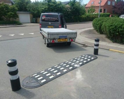 TDJ Vejbump 30 km/t med pullert/steler fra Trafikgummi.dk. Typegodkendt af vejdirektoratet. Trafikchikane, trafiksikkerhed TDJ Vejbump 30 km/t med pullert/steler fra Trafikgummi.dk. Typegodkendt af vejdirektoratet. Trafikchikane, trafiksikkerhed