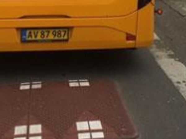 TDJ Pudebump / busbump i Nakskov fra trafikgummi.dk - rødbrun - busstoppestop - busholdeplads