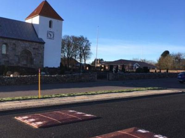 TDJ Rødbrun Pudebump i Silkeborg Kommune fra Trafikgummi.dk. Fartdæmpning - fartnedsættelse - vejindsnævring.