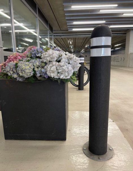 TDJ Pullert / steler 90cm på fast beslag. P-hus i KBH. Trafikgummi.dk
