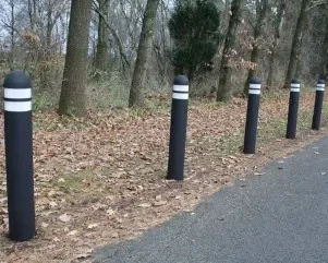 TDJ nedgravningspullert i trafikgummi i vejsiden. TDJ nedgravningspullert i trafikgummi i vejsiden.